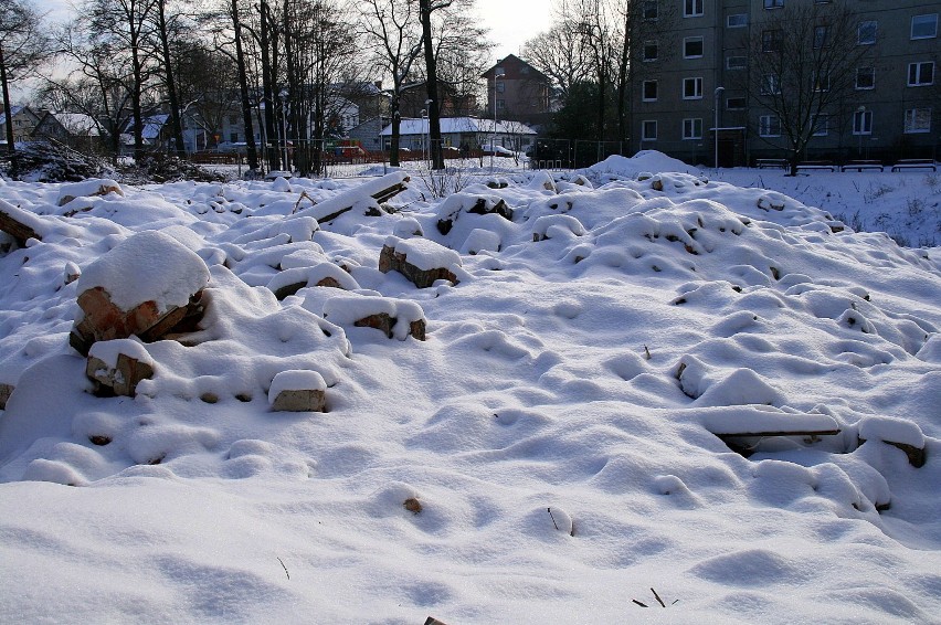 Śnieg okrył resztki po ruinie