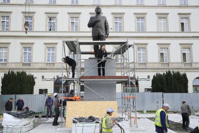 Na 10 listopada zaplanowano odsłonięcie pomnika Lecha Kaczyńskiego w Warszawie. Monument stanął na pl. Piłsudskiego, przed budynkiem garnizonu Warszawa.
Figura Lecha Kaczyńskiego została ustawiona na 3,5 metrowym cokole. W całości monument ma mierzyć 7 metrów. Autorami projektu pomnika są Stanisław Szwechowicz  i Jan Raniszewski. 
Budowa pomnika kosztowała około 2,5 miliona złotych.