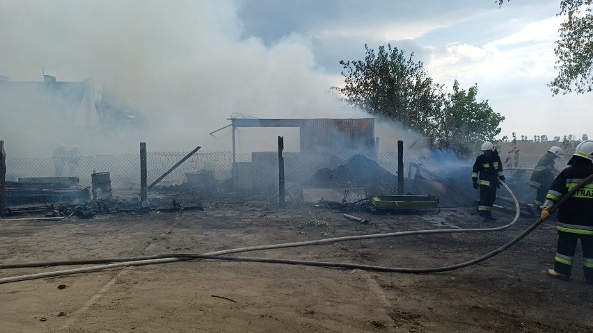 Pożar na składowisku opon i palet w Korytach. Z ogniem...