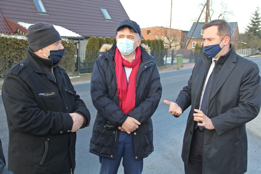 Starosta Sławomir Kapica na odbiorze drogi w Kolonii...