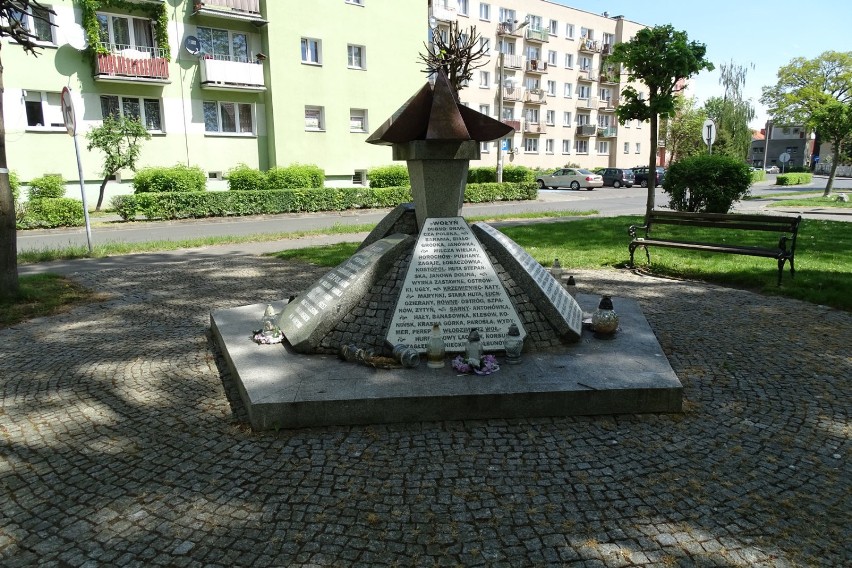 Pomnik Kresowian - stare, pobite znicze