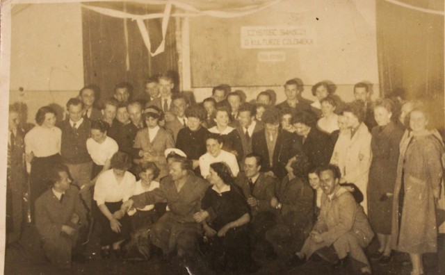 Józef Tokarczuk (stoi czwarty z lewej) na spotkaniu w Krzywiczynach w latach pięćdziesiątych ubiegłego wieku.