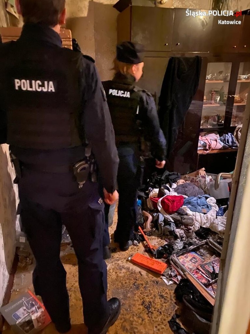 Policjanci z komisariatu w Katowicach ewakuowali seniorkę z płonącego mieszkania