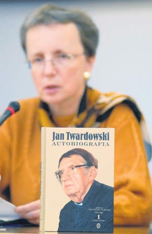 Aleksandra Iwanowska jest adiunktem w Zakładzie Literatury Staropolskiej i Oświeceniowej Uniwersytetu Gdańskiego.