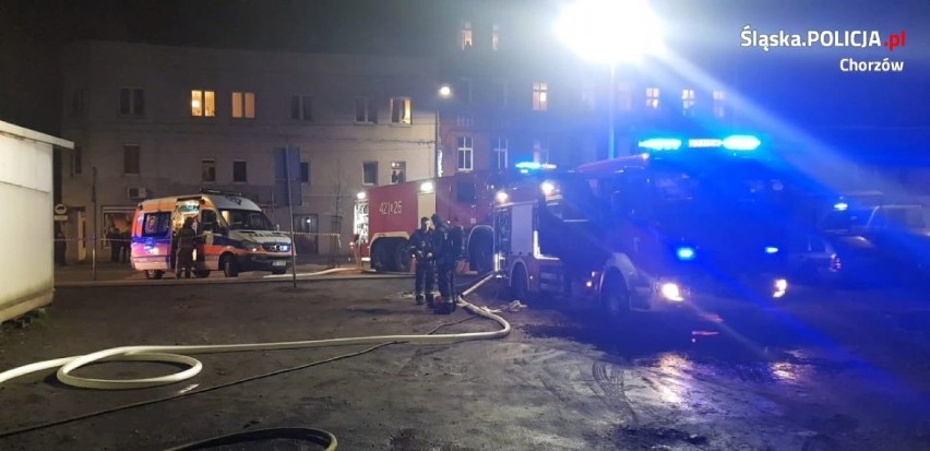 Policjanci pomgli gasić pożar kiosku