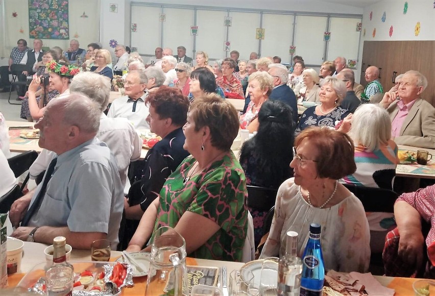 Grójeckie seniorki ze swoim spektaklem komediowym odwiedziły Klub Seniora "Ustronie"