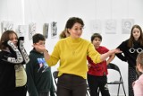 Uczniowie ze Żnina w Muzeum Ziemi Pałuckiej poznawali pałucki taniec 
