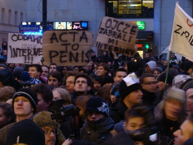 Protest przeciw ACTA w Warszawie. W manifestacji brało udział kilka tysięcy osób [ZDJĘCIA, WIDEO]