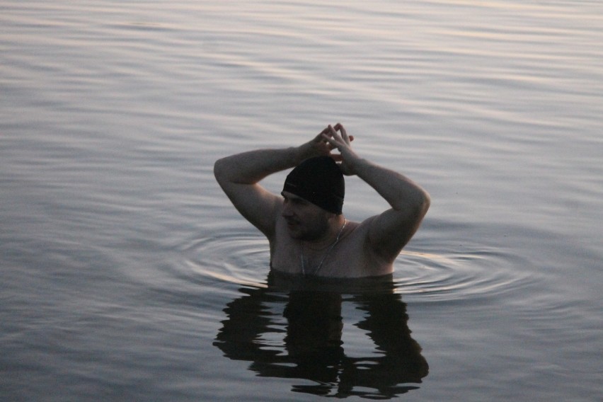 Kąpiel zimą w Jeziorze Odrzykowskim? Morsy przekonują, że to samo zdrowie [ZDJĘCIA]