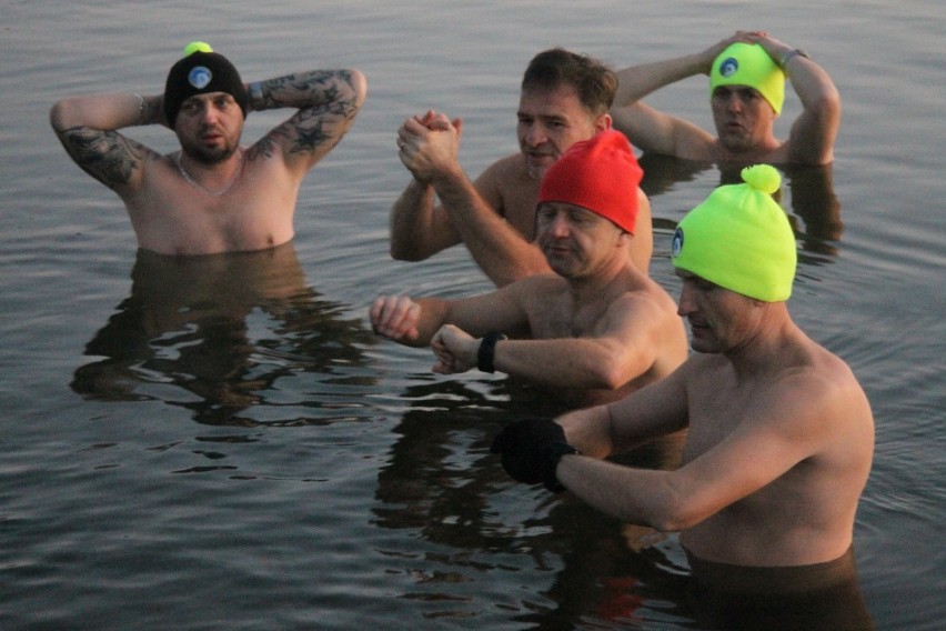 Kąpiel zimą w Jeziorze Odrzykowskim? Morsy przekonują, że to samo zdrowie [ZDJĘCIA]