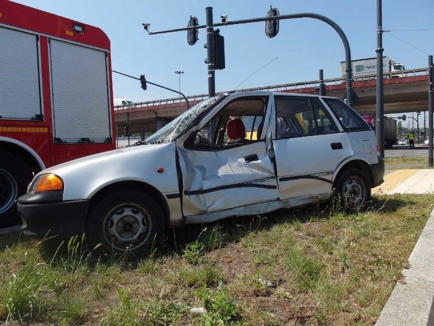 Wypadek na Jana Pawła II. Tramwaj zderzył się z samochodem osobowym [ZDJĘCIA]