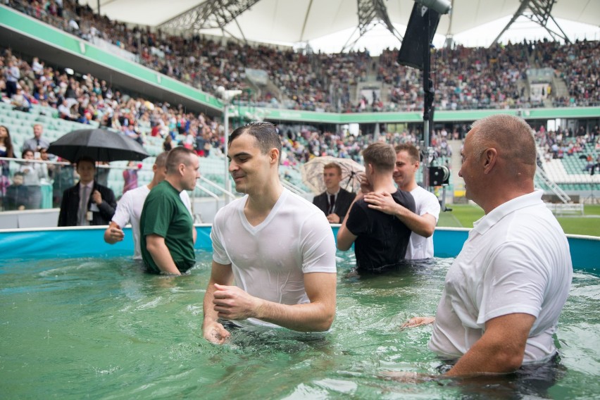 Kongres Świadków Jehowy 2018 w Warszawie. Tłumy czekały na chrzest na stadionie Legii [ZDJĘCIA]