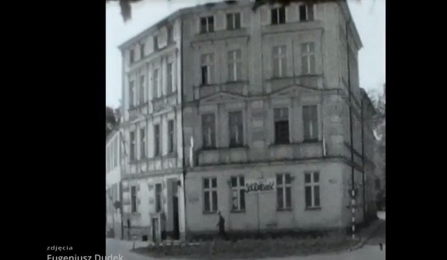 Rok 1981, kamienica przy Zamkowej, tu mieściła się siedziba władz Solidarności w Szczecinku