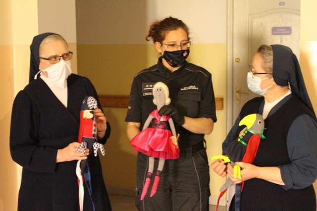 W celu wsparcia DPS w Chełmnie w walce z epidemią koronawirusa Zakład Karny nr 1 w Grudziądzu przekazał Zgromadzeniu Sióstr Miłosierdzia maskotki i 500 sztuk maseczek ochronnych
