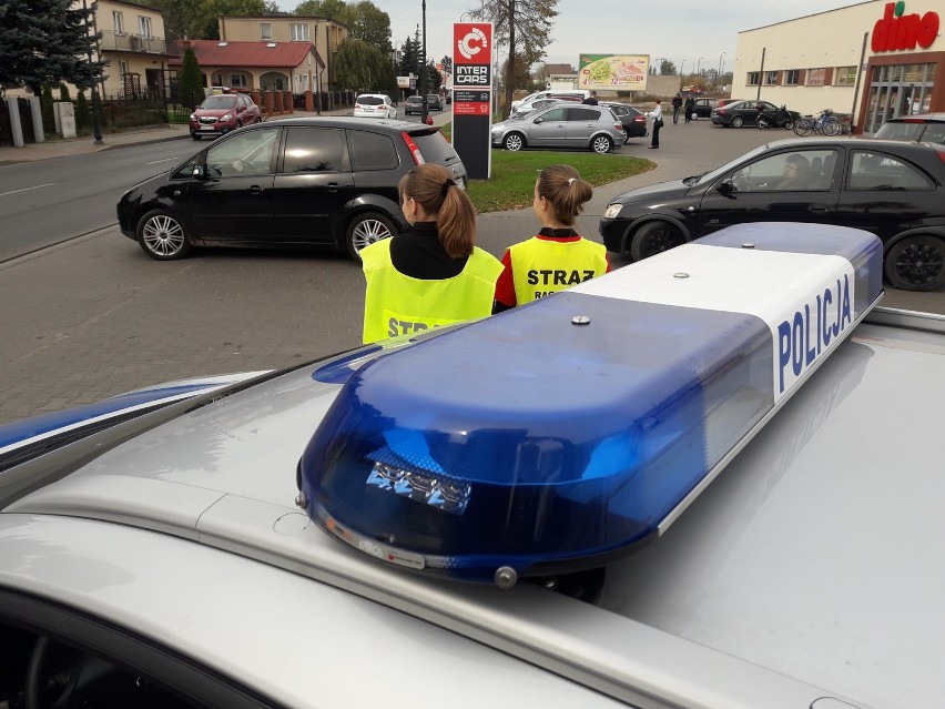 Wspólna akcja Młodzieżowej Drużyny Pożarniczej OSP Raciążek i policji z Aleksandrowa Kujawskiego. Rozdawali opaski odblaskowe [zdjęcia]