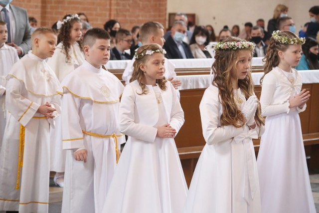 Uroczystość Pierwszej Komunii Świętej w kwidzyńskiej katedrze celebrowana była w trzech turach