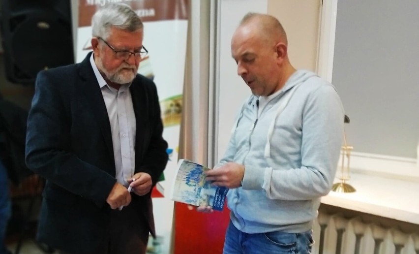 Spotkanie z Andrzejem Kobalczykiem w bibliotece w Tomaszowie na finał projektu „W okowach miłości Niepodległej”