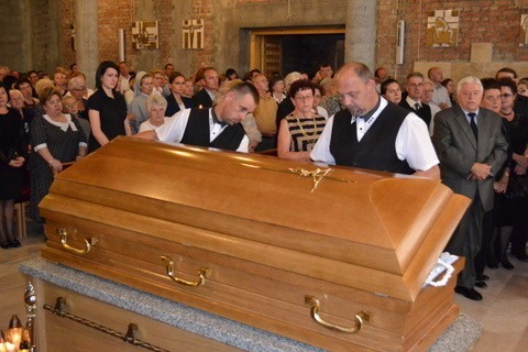 Pogrzeb ks. Wiesława Madziąga. Proboszcz, który zginął w wypadku, pożegnany przez wiernych [ZDJĘCIA]