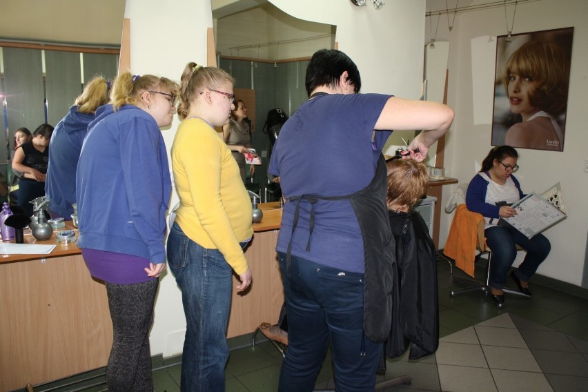 SOSW w Kole: Wizyta w salonie fryzjerskim