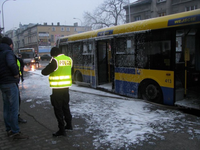 Pożar autobusu KLA w centrum Ostrowa [FOTO, WIDEO]