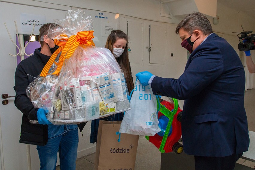 Miesiąc po narodzinach Klara opuściła szpital w Zgierzu. Jej rodzice byli zakażeni koronawirusem FOTO, WIDEO