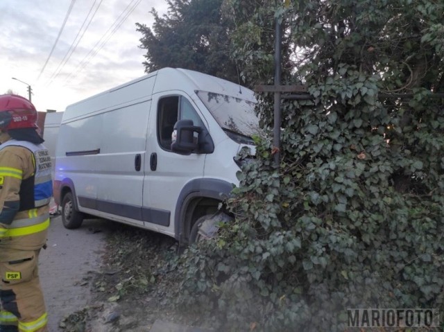 W Dobrzeniu Wielkim dostawczy bus uderzył w słup i ogrodzenie.