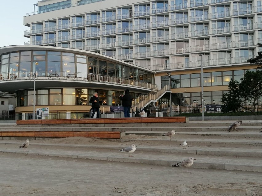 Radny z Kołobrzegu chce zgody na picie alkoholu na schodach na plażę 