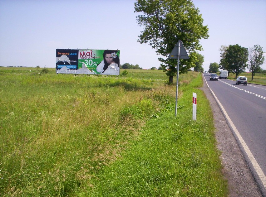 Łuszczów: Wandale zniszczyli duży billboard reklamowy