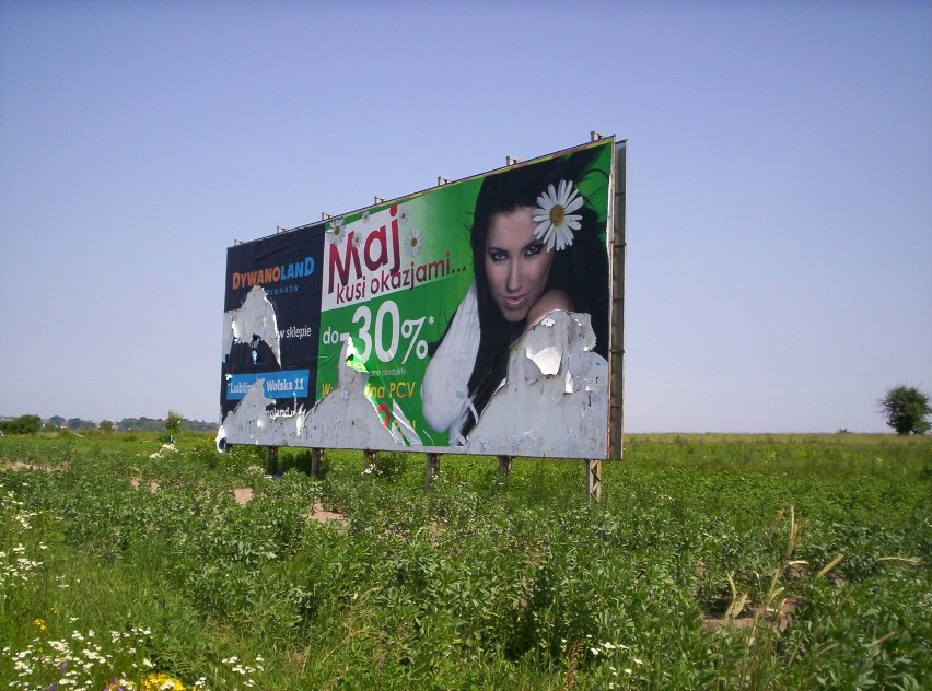 Łuszczów: Wandale zniszczyli duży billboard reklamowy