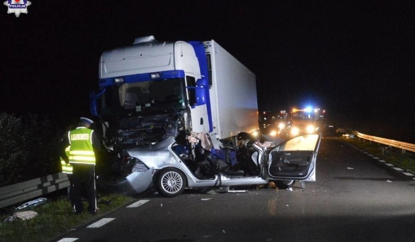 Lubelskie: Dwa tragiczne wypadki na drogach. Nie żyje 22-latek i 19-latka 