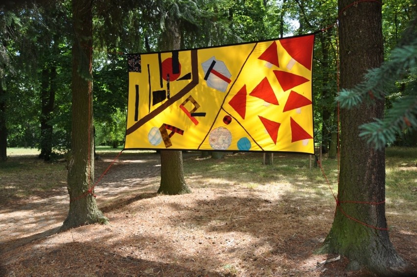 Instalacje inspirowane przyrodą można oglądać w parku-arboretum