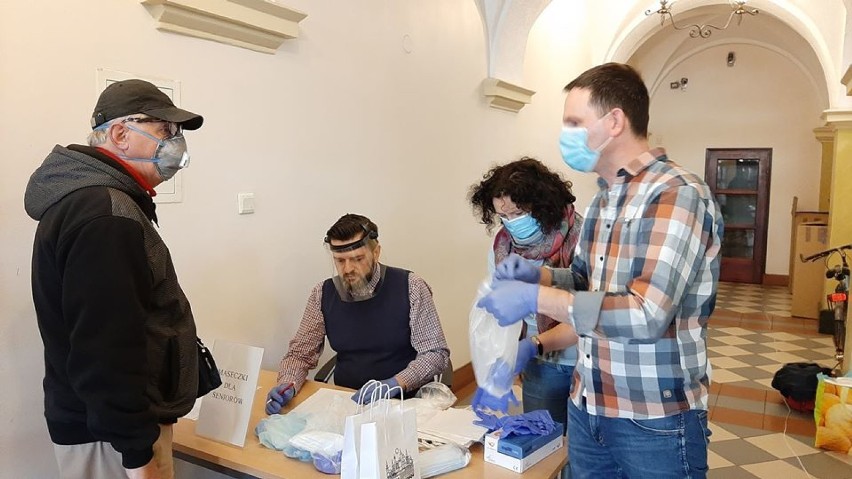Oleśnicki magistrat wydaje pakiety ochronne dla seniorów (FOTO)