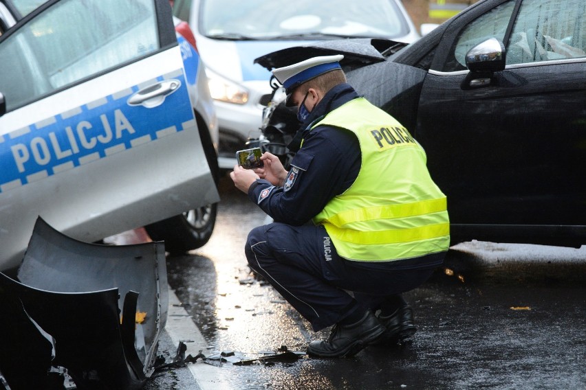 Wypadek pod Grudziądzem. Zderzenie dwóch samochodów i radiowozu. Dwaj policjanci w szpitalu [zdjęcia]