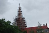 Kończy się odbudowa wieży u św. Stanisława w Nakle. Zamontowano krzyż