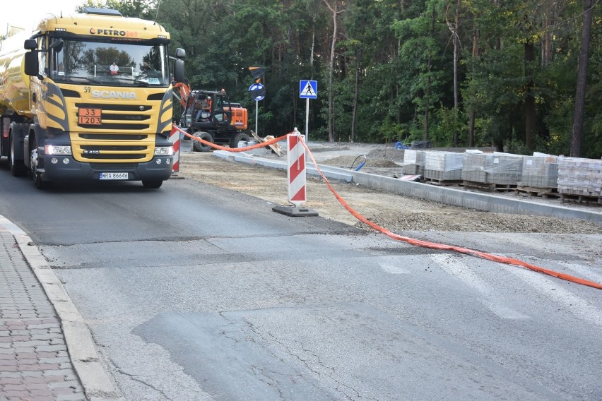 Druga warstwa asfaltu na rondzie u zbiegu ulic Radomskiej i Batalionów Chłopskich w Starachowicach