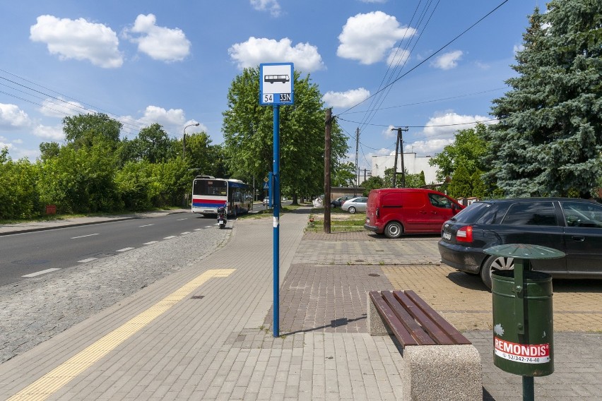 Obecnie na przystanku zatrzymuje się tylko jedna linia...