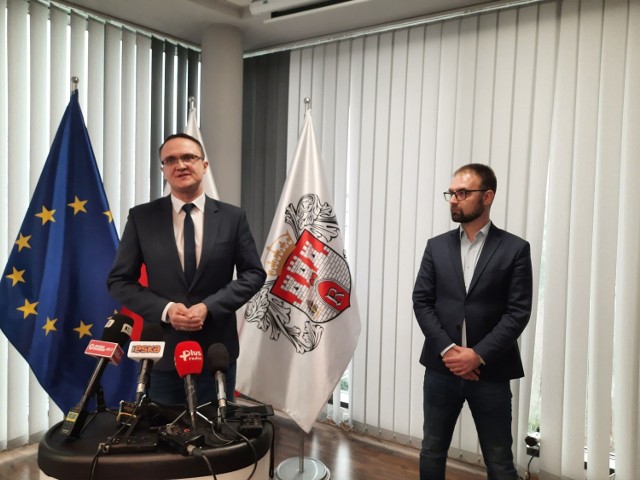 O problemach związanych z umową z wojewodą mówi sekretarz miasta Michał Michalski, obok wiceprezydent miasta Mateusz Tyczyński.
