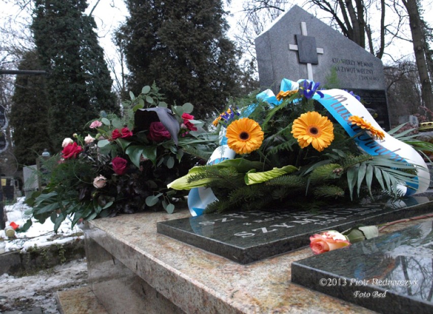 Złożenie kwiatów na grobie Wisławy Szymborskiej na Cmentarzu Rakowickim