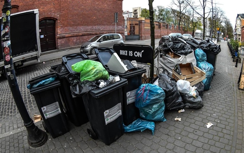 Góry śmieci na ulicach Bydgoszczy. Kary i ultimatum dla Komunalnika [zdjęcia]