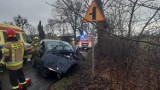 Wypadek w Stablewicach. Kierowca mercedesa uderzył w drzewo. Zdjęcia