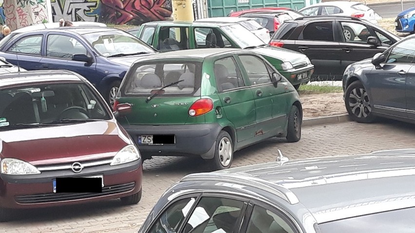 Zielone daewoo blokuje miejsca parkingowe pod Trasą Zamkową. Usunięcie takiego auta nie jest proste... 