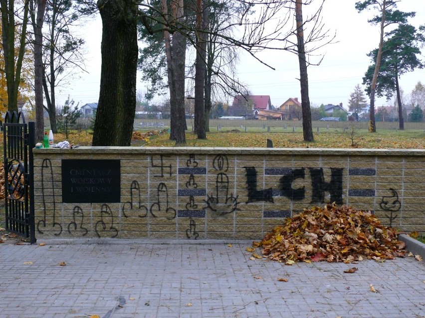 Na murze cmentarza Wojskowego i Wojennego przy ulicy...