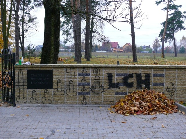 Na murze cmentarza Wojskowego i Wojennego przy ulicy Bazylany (przy lesie Borek) ktoś namalował kilka penisów i swastykę.