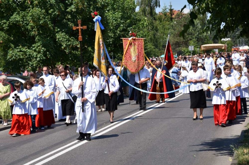 Tłumy wiernych na procesji Bożego Ciała w parafii pw. św. Wojciecha w Wągrowcu [ZDJĘCIA]