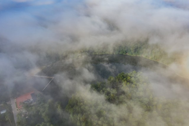 W piątkowy poranek mieszkańców Staszowa i okolic przywitała mgła, która otoczyła całe miasto. Pojawiła się również nad golejowskim jeziorami, co z góry dawało niepowtarzalny widok.

Zobaczcie sami na kolejnych slajdach>>>