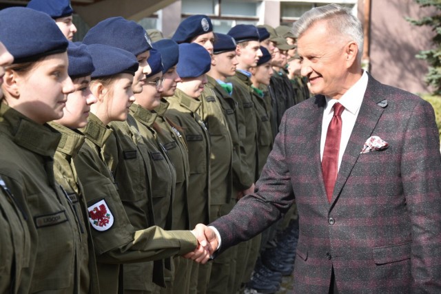 Wiceminister Stanisław Wziątek przywitał się z wieloma uczniami uczestniczącymi w apelu.