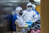 COVID-19 raport: Spadek liczby zakażeń koronawirusem, ale wciąż dużo ofiar pandemii. Zmarło już ponad 20 tysięcy osób