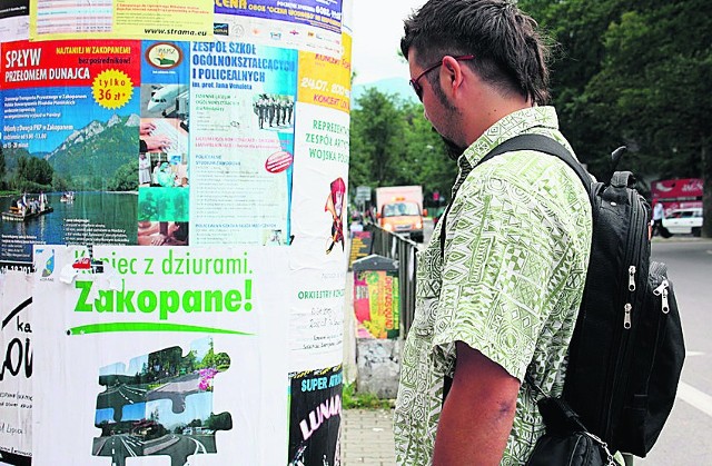 Latem w całym Zakopanem pojawiły się billboardy i plakaty "Koniec z dziurami. Zakopane!"