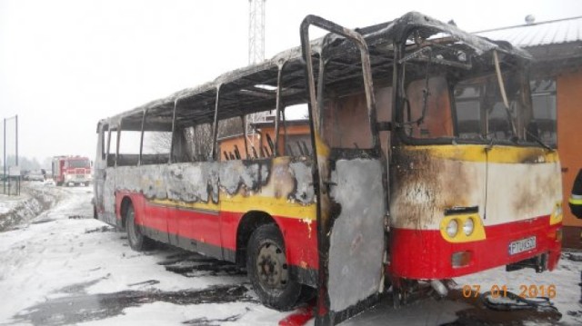 Przy remizie OSP w Gąsinie spalił się autobus