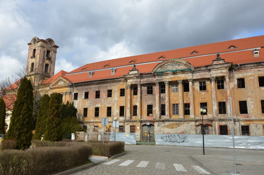 Tak wygląda żarski zamek po pożarze.